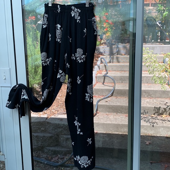 Two pieces set Top and bottom in Black and white. - Picture 6 of 7